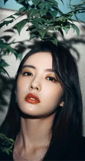 蔡文静超美夜晚街拍写真，彩妆红唇搭配连衣黑裙，尽显柔美魅力