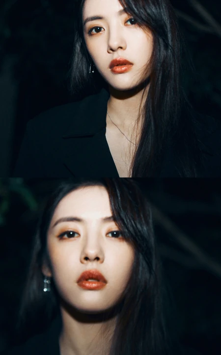 蔡文静超美夜晚街拍写真，彩妆红唇搭配连衣黑裙，尽显柔美魅力