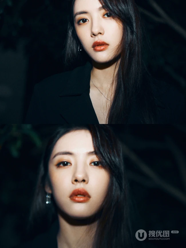 蔡文静超美夜晚街拍写真，彩妆红唇搭配连衣黑裙，尽显柔美魅力