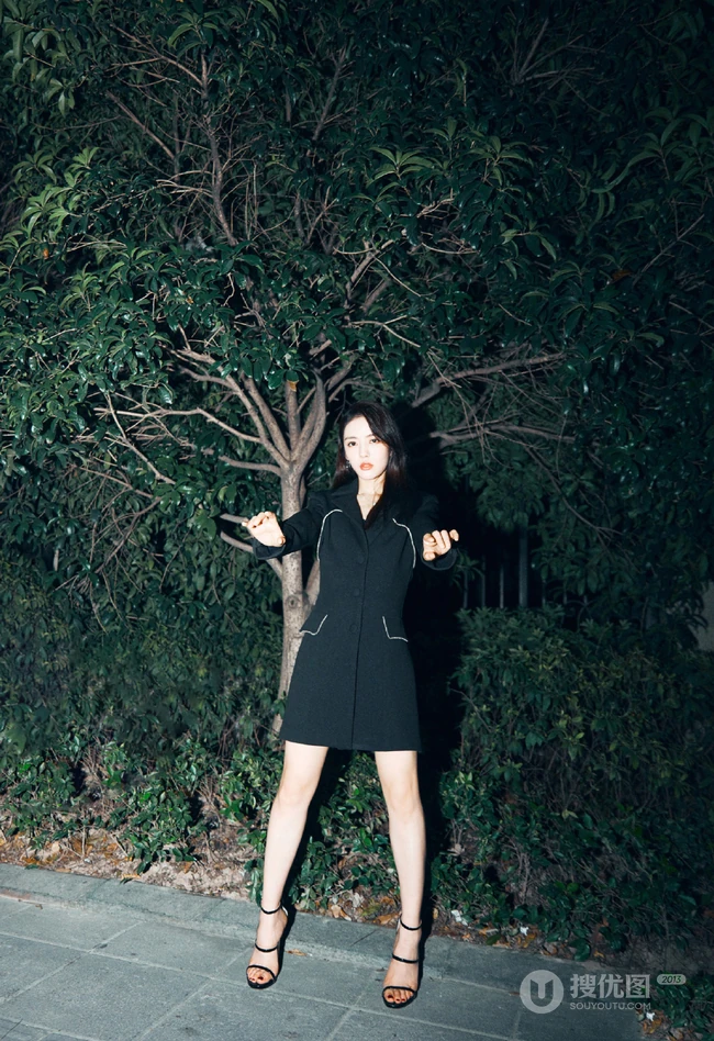 蔡文静超美夜晚街拍写真，彩妆红唇搭配连衣黑裙，尽显柔美魅力