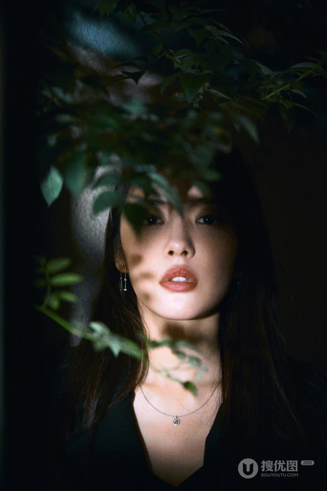 蔡文静超美夜晚街拍写真，彩妆红唇搭配连衣黑裙，尽显柔美魅力
