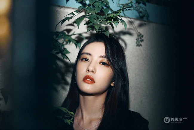 蔡文静超美夜晚街拍写真，彩妆红唇搭配连衣黑裙，尽显柔美魅力