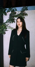 蔡文静超美夜晚街拍写真，彩妆红唇搭配连衣黑裙，尽显柔美魅力