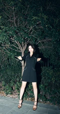 蔡文静超美夜晚街拍写真，彩妆红唇搭配连衣黑裙，尽显柔美魅力