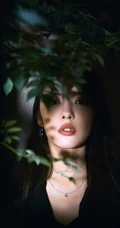蔡文静超美夜晚街拍写真，彩妆红唇搭配连衣黑裙，尽显柔美魅力