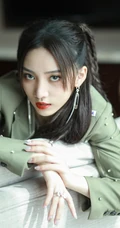四川籍女生歌手苏芮琪酷美装扮高清静距离沙发写真美照