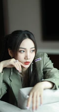 四川籍女生歌手苏芮琪酷美装扮高清静距离沙发写真美照