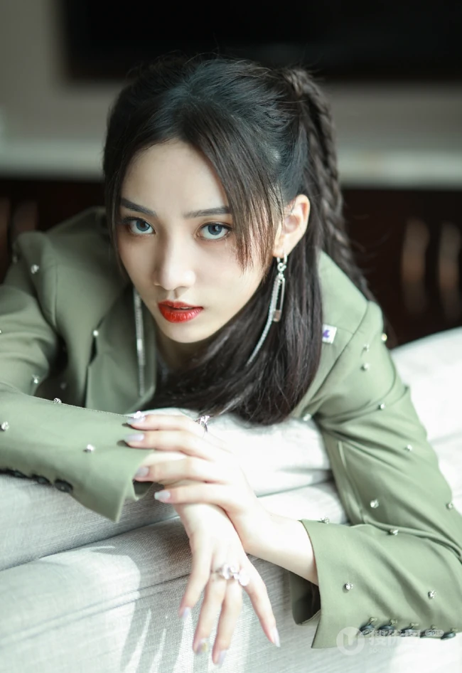 四川籍女生歌手苏芮琪酷美装扮高清静距离沙发写真美照