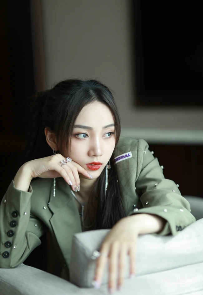 四川籍女生歌手苏芮琪酷美装扮高清静距离沙发写真美照