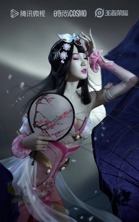 孟佳化身《王者荣耀》甄姬气质破次元COSMO写真大片