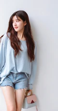 赵露思高抬双手比爱心俏皮可爱写真，着紧身牛仔短裤大秀修长线条感