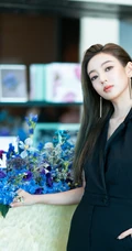 何瑞贤身着气质露背装长发披肩气质时尚写真美照