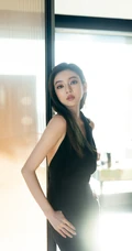 何瑞贤身着气质露背装长发披肩气质时尚写真美照