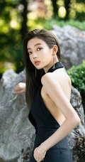 何瑞贤身着气质露背装长发披肩气质时尚写真美照