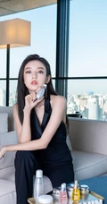 何瑞贤身着气质露背装长发披肩气质时尚写真美照