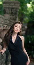 何瑞贤身着气质露背装长发披肩气质时尚写真美照