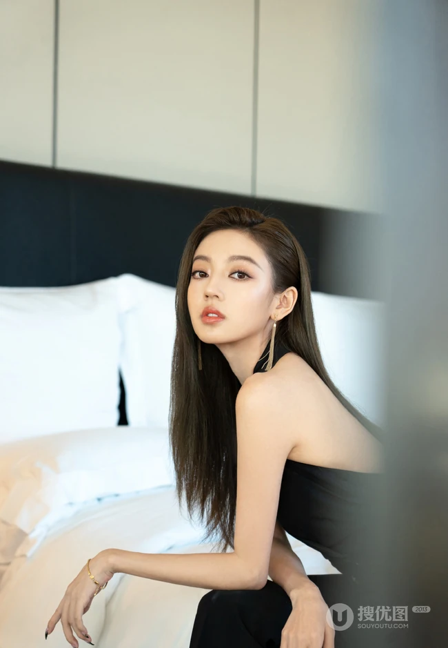 何瑞贤身着气质露背装长发披肩气质时尚写真美照