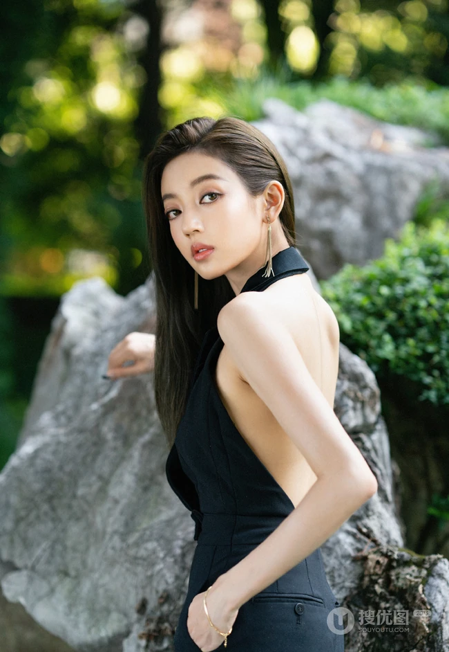 何瑞贤身着气质露背装长发披肩气质时尚写真美照