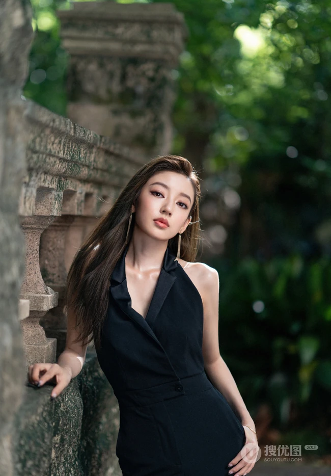 何瑞贤身着气质露背装长发披肩气质时尚写真美照
