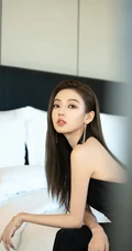 何瑞贤身着气质露背装长发披肩气质时尚写真美照