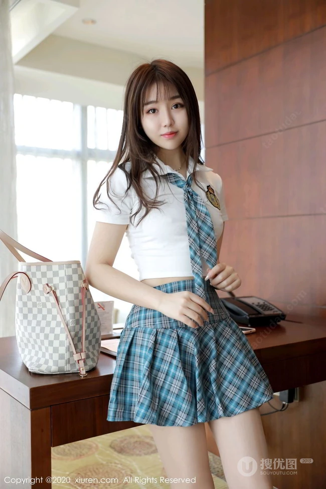 清秀气质曼妙身材少女梦梵紧身简约凸点衣JK制服短裙室内写真图集