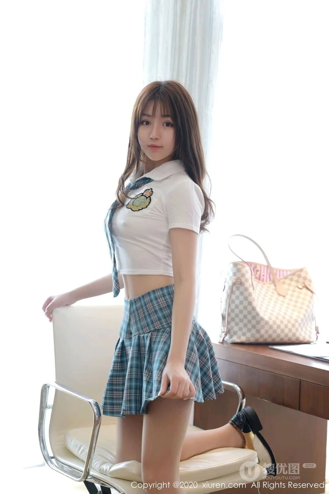 清秀气质曼妙身材少女梦梵紧身简约凸点衣JK制服短裙室内写真图集