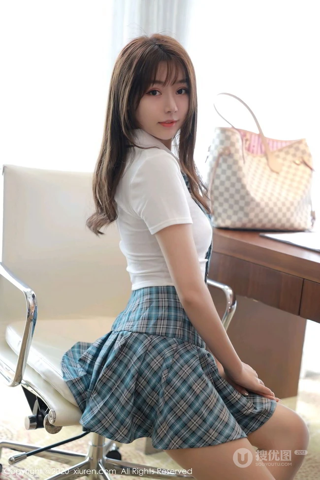 清秀气质曼妙身材少女梦梵紧身简约凸点衣JK制服短裙室内写真图集