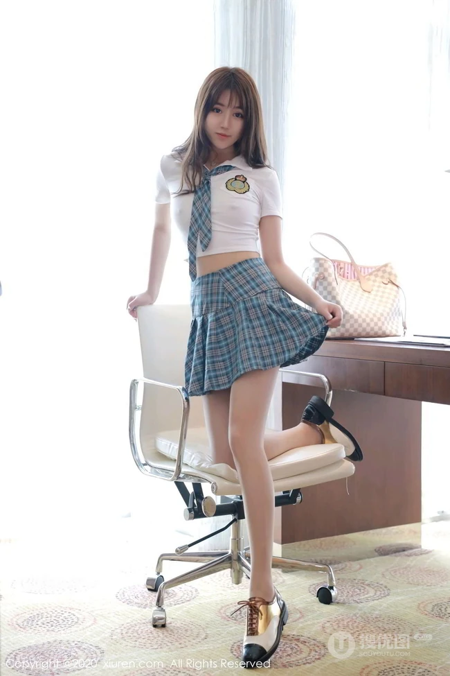 清秀气质曼妙身材少女梦梵紧身简约凸点衣JK制服短裙室内写真图集