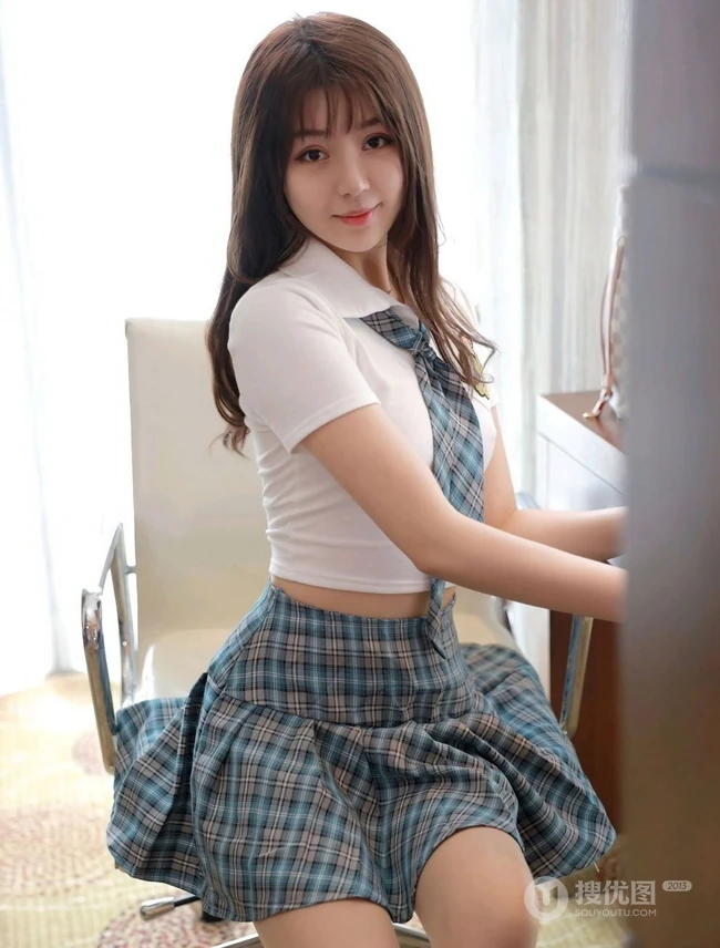 清秀气质曼妙身材少女梦梵紧身简约凸点衣JK制服短裙室内写真图集
