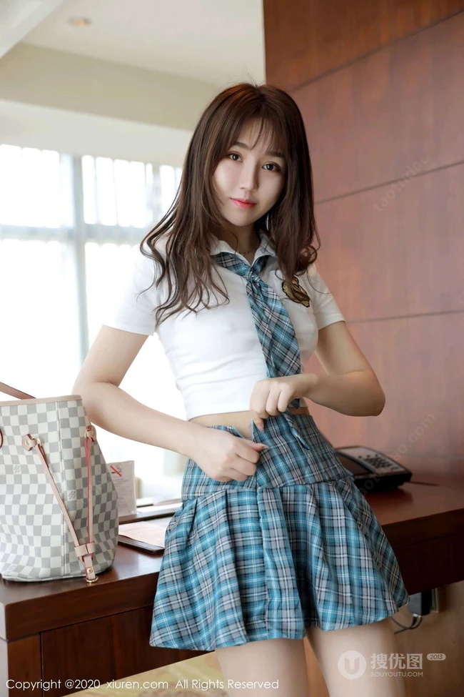 清秀气质曼妙身材少女梦梵紧身简约凸点衣JK制服短裙室内写真图集