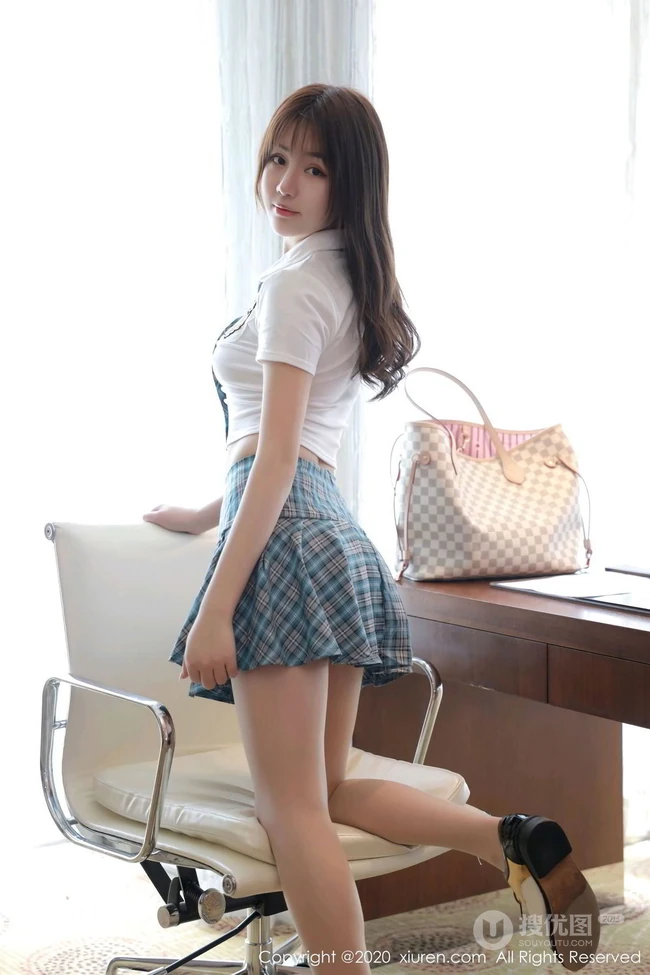 清秀气质曼妙身材少女梦梵紧身简约凸点衣JK制服短裙室内写真图集