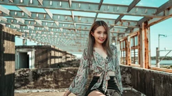 长发黑短裙美女天台性感摄影超清8K桌面壁纸