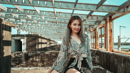 长发黑短裙美女天台性感摄影超清8K桌面壁纸