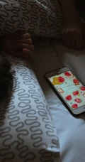 可爱好看的少女闺蜜2个人，穿着睡衣，一起起床刷牙，吃早餐艺术摄影图集