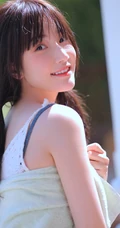 笑容灿烂，调皮可爱，双马尾肩带衣三角裤少女草坪玩水超高清摄影写真