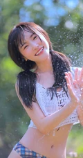 笑容灿烂，调皮可爱，双马尾肩带衣三角裤少女草坪玩水超高清摄影写真