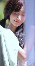 笑容灿烂，调皮可爱，双马尾肩带衣三角裤少女草坪玩水超高清摄影写真