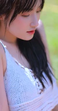 笑容灿烂，调皮可爱，双马尾肩带衣三角裤少女草坪玩水超高清摄影写真