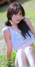 笑容灿烂，调皮可爱，双马尾肩带衣三角裤少女草坪玩水超高清摄影写真