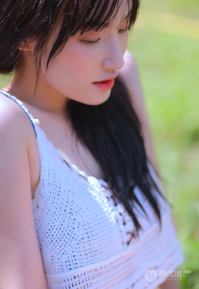 笑容灿烂，调皮可爱，双马尾肩带衣三角裤少女草坪玩水超高清摄影写真