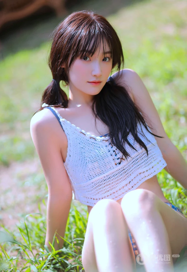 笑容灿烂，调皮可爱，双马尾肩带衣三角裤少女草坪玩水超高清摄影写真