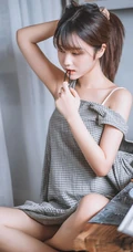 大眼睛美丽少女镜酱肩带格子长裙居家悠闲吃零食高清摄影写真图集
