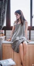 大眼睛美丽少女镜酱肩带格子长裙居家悠闲吃零食高清摄影写真图集