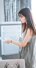 大眼睛美丽少女镜酱肩带格子长裙居家悠闲吃零食高清摄影写真图集