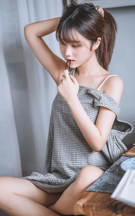 大眼睛美丽少女镜酱肩带格子长裙居家悠闲吃零食高清摄影写真图集