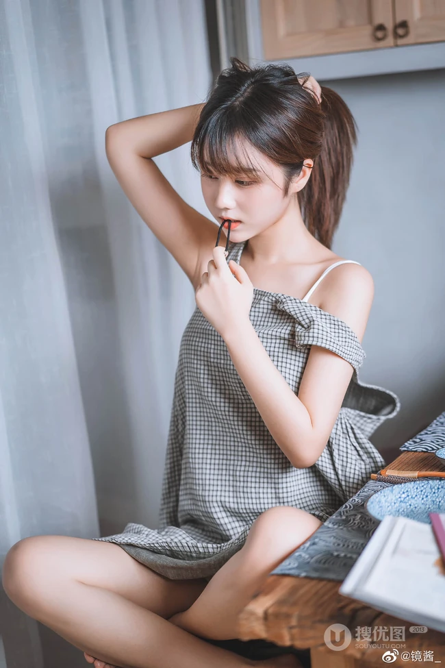 大眼睛美丽少女镜酱肩带格子长裙居家悠闲吃零食高清摄影写真图集
