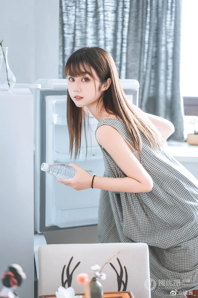 大眼睛美丽少女镜酱肩带格子长裙居家悠闲吃零食高清摄影写真图集