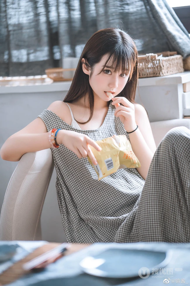 大眼睛美丽少女镜酱肩带格子长裙居家悠闲吃零食高清摄影写真图集