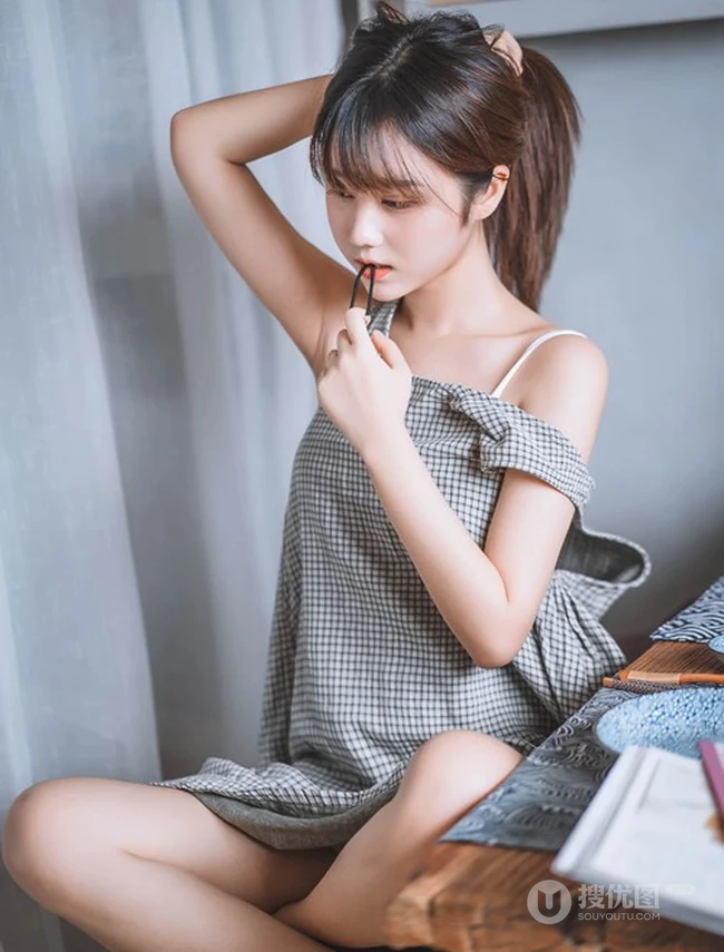 大眼睛美丽少女镜酱肩带格子长裙居家悠闲吃零食高清摄影写真图集