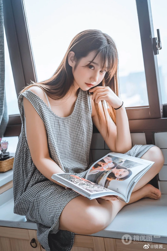 大眼睛美丽少女镜酱肩带格子长裙居家悠闲吃零食高清摄影写真图集